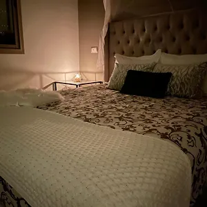 D'hote Close To The Airport Med 5 & Market Bed & Breakfast